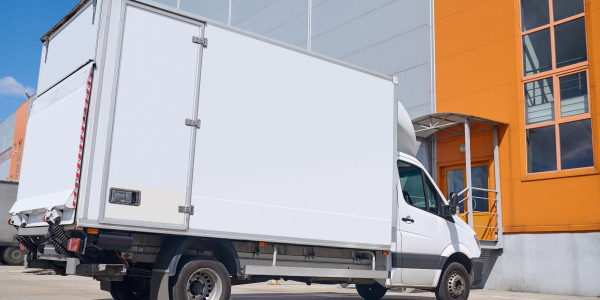 Renting Flotas Vehículos para Empresas / Autónomos en Santa Coloma de Gramenet · Vehículos Especializados: refrigerados, plantaforma de carga, vehículos con grúas